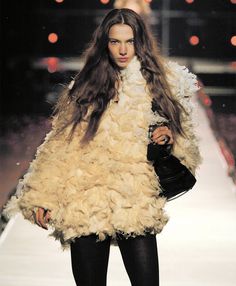 Jessica Miller at Chloe Fall 2003 Jessica Miller, Haute Couture Looks, Winter Chic, Androgynous Fashion, Best Model, Aesthetic Fashion, Paris Fashion, Women's Style