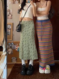 #love #instagood #nature #photos #photography #photoshoot #portraits #naturephotography #outdoorphotography #beachphotography #architecturephotography #stilllife #streetphotography Floral Retro, Looks Black, Looks Chic, Casual Style Outfits, Mode Inspiration, Skirt Outfits