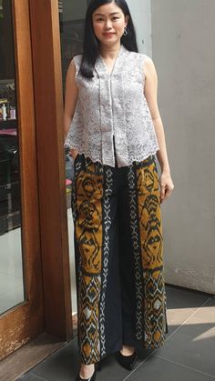 Kebaya With Pants, Renda Kebaya, Etnic Style, Batik Pants, Kitenge Fashion, Batik Clothing, Batik Kebaya, Mommy Outfits, Thai Traditional Dress