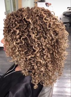 Copper Blonde Balayage Curly Hair, 3c Highlights, Natural Hair Highlights, Curly Color, Highlights Curly Hair, Curly Hair Photos, Blonde Curly Hair