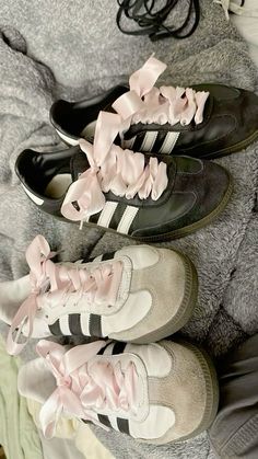 Bows On Shoes, Ribbon Shoe Laces, Pretty Shoes Sneakers, Girly Shoes, Shoe Inspo, Aesthetic Shoes, Swag Shoes, Pretty Shoes, Dream Shoes