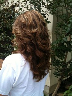 Haircuts For Loose Curls, Layered Loose Curls, Loose Curls Layered Hair, Loose Curl Haircut, Wavy Hair Lots Of Layers, Loose Curls With Layers, Layered Haircuts For Women Medium Length, Curls On Layered Hair, Wavy Layers Medium