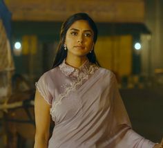 Mrunal In Sitaramam, Sitaramam Blouse Model, Vintage Blouse Designs For Saree, Seetharamam Blouse Models, Sita Ramam Saree Blouse, Sita Mahalakshmi Saree, Sita Ramam Outfits, Sita Mahalakshmi Sita Ramam, Sitaramam Blouse Designs