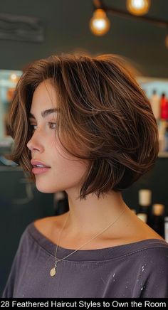 Feathered haircuts have been a stylish trend since the 1970s and 80s, with their distinct layering resembling the texture of bird feathers. This versatile look is achieved by texturizing the ends of your hair with Feathered Haircuts, 2024 Haircuts, Lob Haircuts, Trendy Bob Hairstyles, Fresh Haircut, Fall Hair Cuts, Chin Length Hair, Short Layered Haircuts