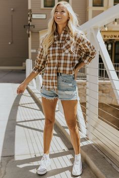 Cute Flannel Outfits, Flannel Outfits Fall, Flannel Shirt Outfit, Style Flannel, Fall Travel Outfit, Adventure Seeker, Flannel Fashion, Flannel Outfits, Soft Orange