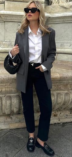 Street Style 2023 Spring Outfit With Grey Blazer, Grey Blazer Women Outfit, Fitted Blazer Outfit, Blazer Women Outfit, Marine Diet, Grey Blazer Women, Chic Jean Outfits, Dark Grey Blazer, Corporate Fashion