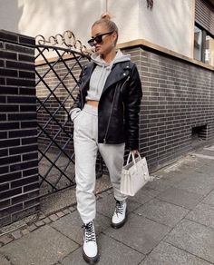 How To Style White Doc Martens, White Dr Martens Outfit, Oversized Leather Jacket Outfits, White Doc Martens Outfit, White Docs