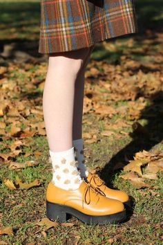 Shoes And Socks, Mia 3, Mode Inspo, 가을 패션, Mode Vintage, Look Cool, Cute Shoes, Sock Shoes, Look Fashion