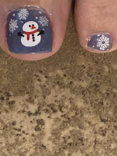 Snowman and snowflake toes. Christmas nail art Christmas Toe Nail Ideas, Christmas Nails And Toes, Christmas Toenails Pedicures, Christmas Pedi, Snowman Nail Designs, Nail Art Thanksgiving, Nail Designs Holiday, Nail Designs Toenails, Christmas Toes