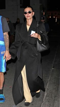 not mine Arab Fashion, Hailey Bieber, Winter Fashion Outfits, Fall Winter Outfits, Edgy Fashion, Black Coat, Not Mine, Her Style, Daily Fashion