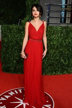 Selena Gomez stunned us with this amazing red carpet look! Selena Gomez Dress Carpets, Celebs In Red Dresses, Red Dress Red Carpet Looks, Red Gown Makeup Look, Red Dress Shoes Ideas, Red Carpet Red Dress, Red Dress V Neck, Afrikaanse Mode, Red Gown