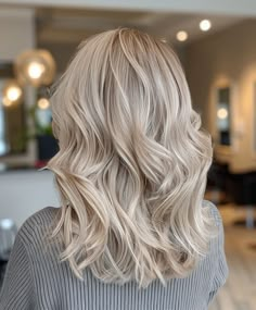 30 Perfekte Aschblond Töne für verschiedene Hauttypen Blond Beige, Hairstyles 2025, Balayage Blond, Summer Blonde, Hair Blond, Blonde Tones, Ash Blonde, Skin Types