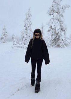 Snow Comfy Outfits, Old Money Ski Outfit, 70s Snow Fashion, Snow Casual Outfit Winter, Winter Cabin Aesthetic Outfit, Toronto Outfits Winter Street Styles, Snow Days Outfit, Lapland Outfit Women, Black Moon Boots Outfit Winter