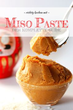 a spoon with some food in it and the title above it reads, miso paste der komplette guide