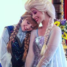 Anna and Elsa, Frozen, Walt Disney World, Royal Sommerhus, Face Characters Elsa Face Character, Real Disney Princesses, Walt Disney Movies, Summer Job, Disney Queens