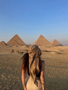 giza egypt pyramids girl sand desert curly hair Egypt Girls, Shotting Photo, Instagram Photo Inspiration, Giza, Travel Inspo