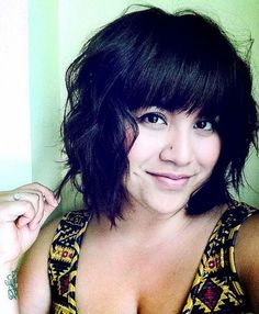 way bob with straight bangs Bobs For Round Faces, Bob Hairstyles For Round Face, Bob Haircut For Round Face, Black Curls, Bangs For Round Face, How To Curl Short Hair, Straight Bangs, Round Face Haircuts, Beachy Waves