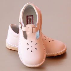 This L'Amour girls t-strap leather mary jane has a elegantly simple cut out design across the front. This mary jane will be an indispensable shoe in your darlin Babies Outfits, Diaper Gifts, Special Occasion Shoes, Kids Zone, Leather Cuts, Children's Fashion, Kinds Of Shoes, Leather Mary Janes, Baby Outfits Newborn