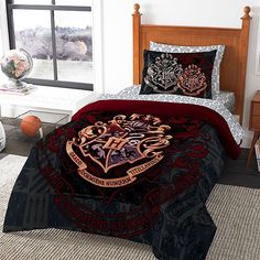 harry potter bedding set with hogwarts crest on it