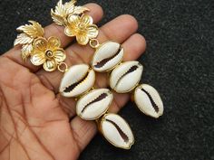 This listing is for 1 pair of Cowrie Shell Earring Cowrie Brass earring Gold plated Cowrie Shell earring Bridesmaid charm earring Unique Fashion jewelry Bohemian. Size: 81 mm long. Made with Love♥ Best for gift . Light Weight comfortable to wear Many thanks for you visit my store ♥ if you have any question please contact us. For wholesale Price Please Convo me. You can order different items as many you like . Shell-shaped Metal Earrings For Gift, Metal Drop Earrings For Beach, Beach Drop Earrings In Metal, Beach Metal Drop Earrings, Metal Shell-shaped Earrings For Gifts, Gold Shell-shaped Earrings For Party, Bohemian Gold Flower Earrings For Beach, Gold Shell-shaped Earrings For Wedding, Earring Unique