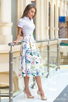 Shirt's a bit too tight, but I love everything else. Flower Midi Skirt, Couture Dior, Skirt Labuh, Rok Midi, Midi Skirts Summer, Midi Skirt Outfit, Long Skirt Outfits, Floral Pleated Skirt, Gaun Fashion