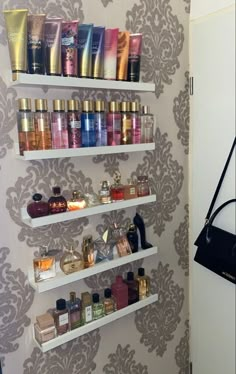 Bedroom Ideas Baddie, Baddie Room, Baddie Bedroom Ideas, Perfume Stand, Baddie Apartment Ideas, Baddie Apartment, Perfume Storage, Dressing Room Decor, Perfume Display