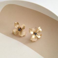 These whimsical and playful earrings feature gold dogwood flowers with sterling silver posts. Perfect for the fun, flower-loving individual, these studs add a touch of quirk and elegance to any outfit. (Bonus points for rocking them during spring and summer!) Daisy Studs, Floral Studs, Polymer Clay Flowers, Summer Earring, Styl Boho, Elegant Flowers, Flower Earrings Studs, Metal Flowers, Flower Studs