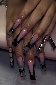 Nail Art Designs Coquette, Black Cute Acrylic Nails, Black And White Acyrilics Nails, Black Nail Acrylic Designs, Nails Acrylic Design 2024, 19 Bday Nails, Nail Inspiration Black Women, Emo Coquette Nails, Acrylic Black Nails Designs