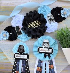 Superhero Baby Shower, Maternity Sash, Black White Baby Shower, Mommy To Be Pin, Superhero Comic Daddy To Be Pin ❤ This  Sash & Pin Set was made especially for a Baby Shower or a Photo Prop.  * Maternity Sash: This sash has eleven flowers in Lt. Blue, Black, & White colors embellished with rhinestones and pearls. The ribbon sash is 80'' (2 meters) long. *Mommy to Be Pin: This pin measures approx. 11" from top of the flower to the bottom of the ribbon.  *Daddy to Be Pin: This pin measures approx. Star Wars Baby Shower Corsage, Starwars Baby Shower Ideas Boys, Star Wars Baby Shower Favors, Star Wars Baby Shower Ideas, Star Wars Baby Shower Decorations, Star Wars Baby Shower Cake, Star Wars Centerpiece, Nemo Baby Shower, Frida Baby