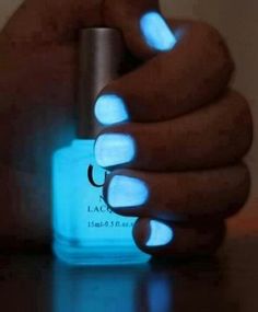 Now this is really cool... Dark Nail Polish, Unghie Nail Art, Clear Nail, Glow Stick, Glow Nails, Clear Nail Polish, Blue Neon, Blue Nail, Dark Nails