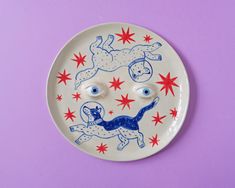 a plate with two eyes and stars on it