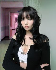 Aesthetic Asian Haircut, Highlights And Bangs Brunettes, Thick Bangs Aesthetic, Hairstyles For Hime Haircut, Layered Hime Cut With Bangs, Wavy Hime Haircut, Hush Cut And Hime Cut, Layered Bangs Haircut, Curly Hime Cut