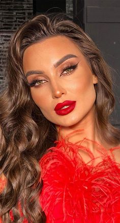 make vermelho natural delineado red maquiagem Glam Christmas Makeup Looks, Christmas Makeup Glam, Xmas Photoshoot Ideas Women, Makeup Looks For Christmas Party, Holiday Glam Makeup Christmas, Eye Makeup For Red Outfit, Christmas Party Glam Makeup, Christmas Photoshoot Makeup, Eye Makeup With Red Lipstick