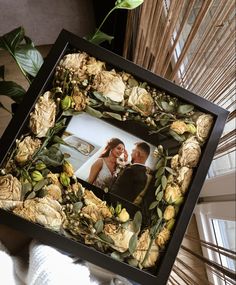 Ususzone kwiaty z bukietu ślubnego zamknięte w ramce na zdjęcia ikea wraz z ramką ze ślubnym zdjęciem Flower Shadow Box Ideas, Anniversary Gifts Ideas, Dried Flowers Crafts, Future Wedding Plans