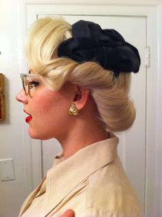 drop-esque earrings, hat, collared shirt 1950 Hairstyle, 40s Hair, 1950's Hairstyles, Cabelo Pin Up, 1940s Hair, 40s Hairstyles, Vintage Updo, 50s Hairstyles, 1940s Hairstyles