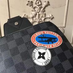 ® Description: The Avenue Sling Bag explores and reinvents Louis Vuitton鈥檚 history, making the old new again with vintage LV travel stickers taking on college feel thanks to the imagination of Kim Jones. Size: 8 x 12 x 3.6 inches / 20cm x 31cm x 10cm (Length x Height x Width) Detailed Features: – Coated Damier Graphique canvas – Textile lining – Silver-colour metallic pieces – Adjustable textile shoulder strap – 2 strap hooks for left or right carry – Double zip closure – Outside zipped pocket – Louis Vuitton Sarah Wallet, Kim Jones, Travel Stickers, Louis Vuitton Designer, Louis Vuitton Pochette, New Paris, Silver Colour, Louis Vuitton Bags, Lv Bag