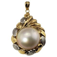 This stunning pendant features one round white pearl (16 mm) set in beautifully detailed 18K yellow gold and platinum. Size: 34 mm x 23 mm Weight: 3.2 dwt. / 5.0 gr. Stamped: PT 900 K18 *Chain not included Very good condition, professionally polished. Will come packaged in a gift box or pouch (when possible) and will be shipped U.S. Priority Mail Insured. DV112822/17KCS Luxury Pearl Pendant Necklace, Elegant Pearl Necklace With Large Pendant, Luxury High Luster Pearl Pendant Necklace, Gold Baroque, Elegant Pendant, Cameo Pendant, Modern Necklaces, Pearl Set, Yellow Gold Pendants