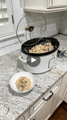 a video demonstrating how to cook pasta in the crock pot