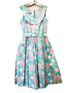 Robbie Bee Vintage 1980’s Beautiful Sky Blue with Pink Roses & Lillies Sleeveless Scoop Neck Belted Zip Back Cottagecore Dress Size 10. This dress has two side/pockets and is 100% cotton chintz. Measures 16” armpit to armpit, 16 1/2” shoulder to waist, 29” waist to hem, 46” Long. Excellent preowned condition, pictures do not do this dress justice, no rips, stains or tears. From a smoke free home. Shipped with USPS Priority Mail. Same or next day shipping. Spring Vintage Sleeveless Dress For Parties, Sleeveless Vintage Dress For Spring Garden Party, 1950s Style Blue Summer Dress, Summer Sleeveless Vintage 1950s Style Dress, Spring Sleeveless Vintage Sundress, 1950s Style Sleeveless Summer Vintage Dress, Retro Sleeveless Vintage Summer Dress, Summer Sleeveless Vintage Dress, 1950s Blue Summer Dress