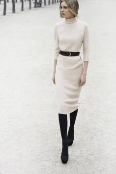 Stylish And Edgy Work Outfits For Winter Winter Work Outfits For Women, Winter Office Outfits, Winter Office Outfit, Edgy Work Outfits, Beige Sweater Dress, 9 To 5 Chic, Work Outfits Frauen, Workwear Outfits, Professional Workwear