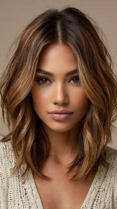 Top Reasons to Choose Melena Bob Reflejos Cobrizos 🍂 Balyage For Dark Hair, Bronze Lob Hair, Fall 24 Hair Trends, Fall 2024 Brown Hair Trends, Women’s Hair Color Trends Fall 2024, Brunette For Fall 2024, Wavy Lob Haircut, Melena Bob, Rambut Brunette