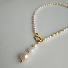 < Pendant Pearl Necklace with Gold Color Metallic Furniture > Very trendy and elegant combination. Necklace can be beautiful accent to any look! > Necklace length - 39 cm (15,3 in) With pendant - 44 cm (17,3 in) > Necklace weight - 20 gm