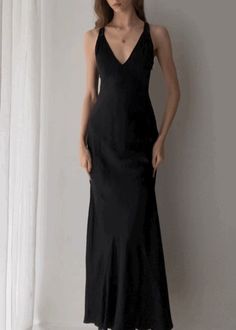 Cute Black Dress Long, Cool Tone Dress, Official Dinner Dress, Long Dark Purple Dress, Dress 90s Style Party, Black Long Dress Aesthetic, Formal Dresses For Winter, Opera Aesthetic Outfit, Formal Dresses Aesthetic