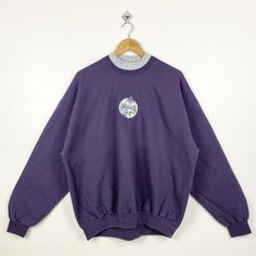 90s Artisans Snowman Crewneck Sweatshirt Embroidery Logo Purple Color Women's XL - Made in Mexico - Materials : Cotton, Polyester  - Tag Reads : Women's XL Kindly see the actual measurements (All measurements were taken lying flat) - Actual size manual measurements * Width (Armpit to armpit) : 26 inches * Length (Shoulder to end of garment) : 28 inches * Sleeve length : 23 inches - Condition : * Vintage condition 9/10 (90%) * Free from stain, tear and major defect - Shipping : * DHL Express/FedE 90s Embroidered Winter Tops, 90s Embroidered Long Sleeve Sweatshirt, Vintage Embroidered Oversized Tops, Vintage Embroidered Sweater For Streetwear, Logo Purple, Sweatshirt Embroidery, Womens Sweatshirts, Embroidery Sweatshirt, Dhl Express