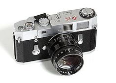 an old fashioned camera is shown with its lens pointed up to the viewer's left side