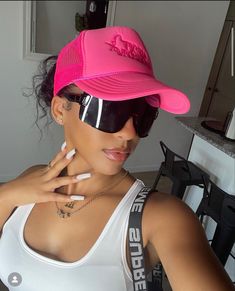 Burberry Bucket Hat Outfit, Bucket Hat Outfit Women, Cap Summer Outfit, Hat Outfit Women, Shades Outfit, Burberry Bucket Hat, Bucket Hat Outfit, African American Beauty, Hat Aesthetic