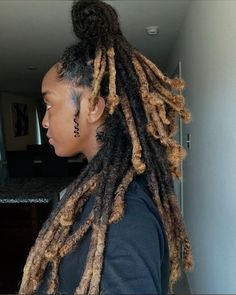 Side view of ombre locs with a high top knot, showing off the gradual transition from dark roots to lighter tips. Ideal for a boho-chic vibe! Hair Wax On Locs, Wedding Loc Hairstyles, Ombre Locs, Loc Tips, Locs With Curly Ends, Blonde Ends, Loc Inspiration, Loc Hairstyles, Beautiful Locs