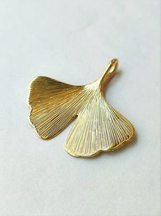 The ginkgo pendant is made of 18 kt gold, the surface of the leaf has been entirely hand engraved, the finish is shiny and the engravings make the jewel very sparkling. The width of the leaf is about 3.4 cm, the height is about 3.2 cm. The pendant was entirely made of solid 18 kt gold (750 gold). This pendant is sold without the chain. The jewel is complete with its Verisart certificate of authenticity. The certificate, in addition to being paper, is also, and above all, a digital certificate cr Gingko Leaf Earrings, Gingko Jewelry, Ginko Leaf Earrings, Ginkgo Jewelry, Ginkgo Leaf Necklace, Digital Certificate, Gingko Leaves, Ginkgo Biloba, Ginkgo Leaf