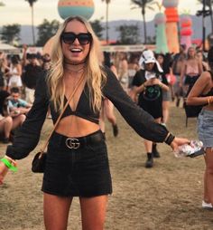 Festival Outfits 23, Petite Festival Outfit, Day Festival Outfit Casual, Festival Outfits Cool Weather, Festival Outfits Spring, Festival Trousers Outfit, Black Shorts Festival Outfit, Sporty Festival Outfit, Simple Festival Outfit Summer