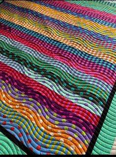 Colchas Quilting, Patchwork Quilting Designs, Dynamic Pattern, Strip Quilt, Bright Quilts, Kaffe Fassett Quilts, Free Motion Quilting Patterns, Colorful Quilt, Machine Quilting Patterns